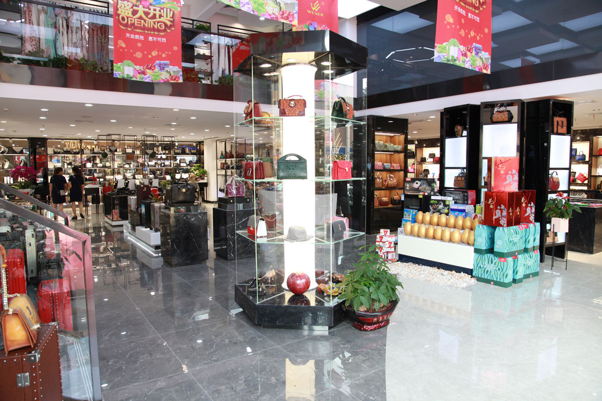 長沙溫爾皮具店裝修設(shè)計(jì)效果圖_長沙高橋皮具店裝修_長沙裝修公司_永祺商業(yè)裝飾 長沙溫爾皮具店裝修設(shè)計(jì)效果圖_長沙高橋皮具店裝修_長沙裝修公司_永祺商業(yè)裝飾