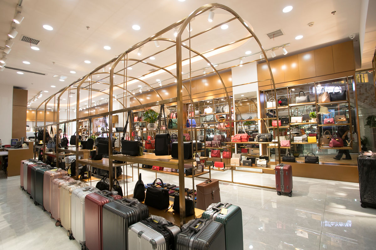 袋鼠皮具高橋店裝修設(shè)計(jì)效果圖_長(zhǎng)沙高橋皮具城裝修_箱包店面裝修案例_長(zhǎng)沙裝修公司_永祺商業(yè)裝飾 袋鼠皮具高橋店裝修設(shè)計(jì)效果圖_長(zhǎng)沙高橋皮具城裝修_箱包店面裝修案例_長(zhǎng)沙裝修公司_永祺商業(yè)裝飾