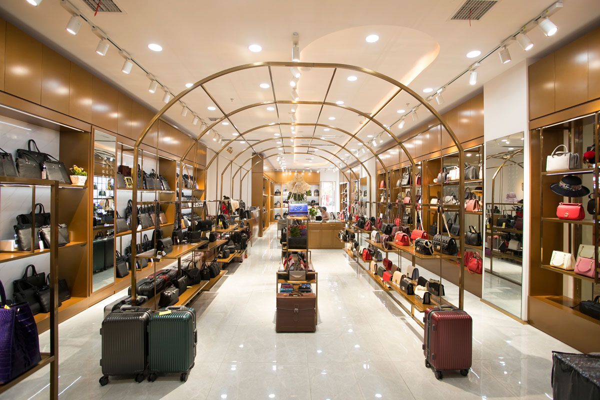 袋鼠皮具高橋店裝修設(shè)計(jì)效果圖_長(zhǎng)沙高橋皮具城裝修_箱包店面裝修案例_長(zhǎng)沙裝修公司_永祺商業(yè)裝飾 袋鼠皮具高橋店裝修設(shè)計(jì)效果圖_長(zhǎng)沙高橋皮具城裝修_箱包店面裝修案例_長(zhǎng)沙裝修公司_永祺商業(yè)裝飾