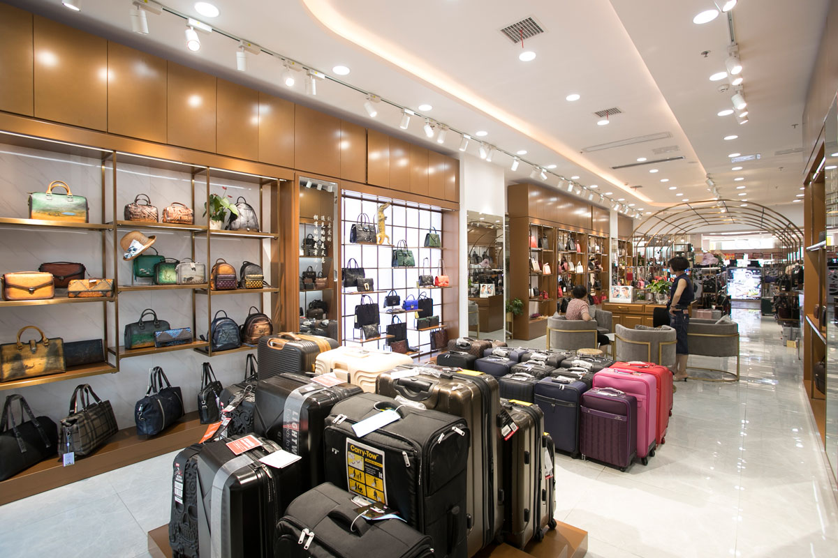 袋鼠皮具高橋店裝修設(shè)計(jì)效果圖_長(zhǎng)沙高橋皮具城裝修_箱包店面裝修案例_長(zhǎng)沙裝修公司_永祺商業(yè)裝飾 袋鼠皮具高橋店裝修設(shè)計(jì)效果圖_長(zhǎng)沙高橋皮具城裝修_箱包店面裝修案例_長(zhǎng)沙裝修公司_永祺商業(yè)裝飾