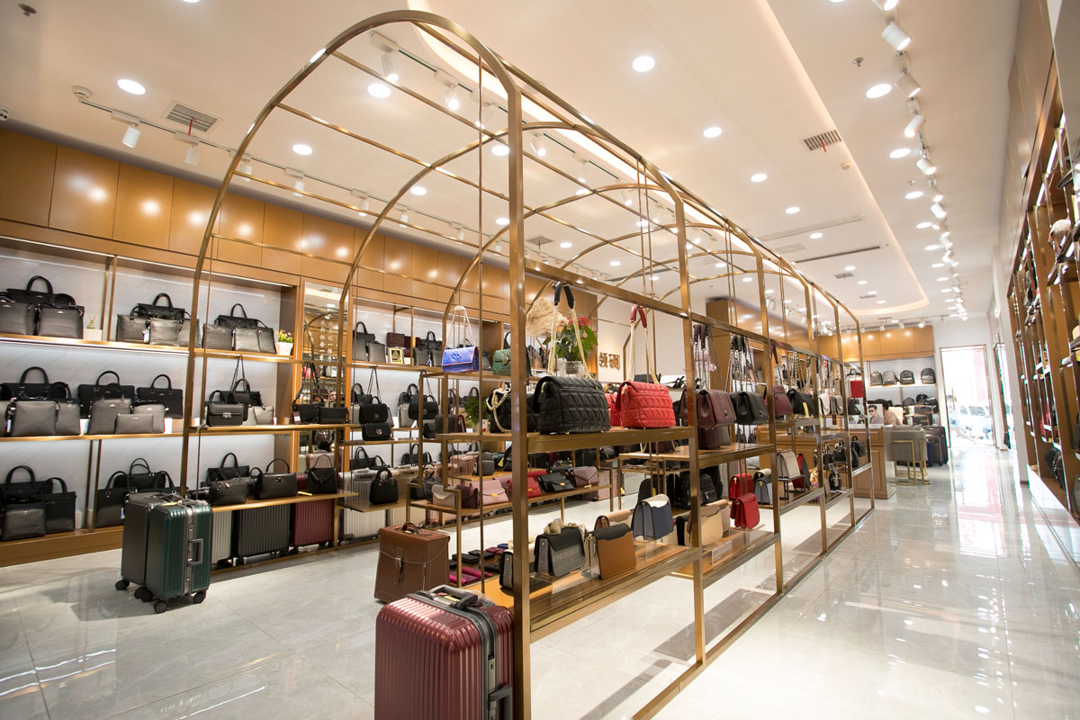 袋鼠皮具高橋店裝修設(shè)計(jì)效果圖_長(zhǎng)沙高橋皮具城裝修_箱包店面裝修案例_長(zhǎng)沙裝修公司_永祺商業(yè)裝飾 袋鼠皮具高橋店裝修設(shè)計(jì)效果圖_長(zhǎng)沙高橋皮具城裝修_箱包店面裝修案例_長(zhǎng)沙裝修公司_永祺商業(yè)裝飾