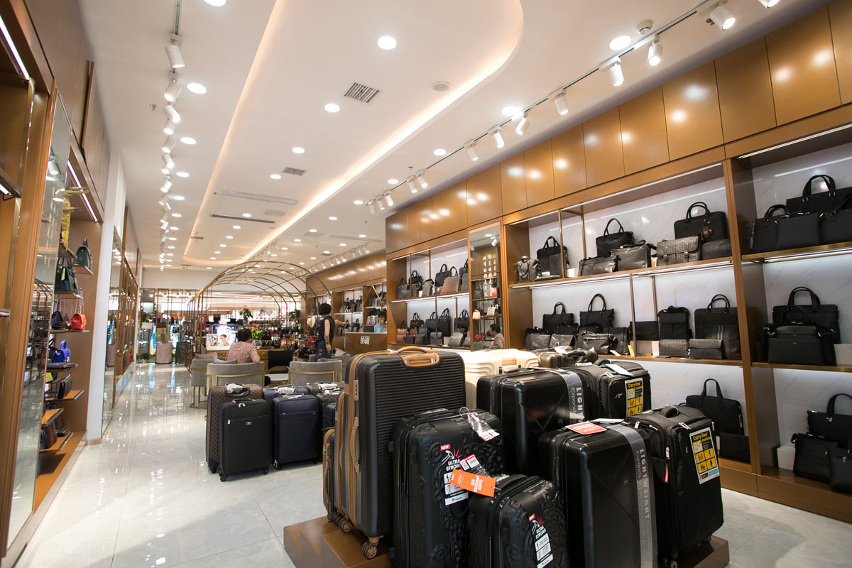 袋鼠皮具高橋店裝修設(shè)計(jì)效果圖_長(zhǎng)沙高橋皮具城裝修_箱包店面裝修案例_長(zhǎng)沙裝修公司_永祺商業(yè)裝飾 袋鼠皮具高橋店裝修設(shè)計(jì)效果圖_長(zhǎng)沙高橋皮具城裝修_箱包店面裝修案例_長(zhǎng)沙裝修公司_永祺商業(yè)裝飾